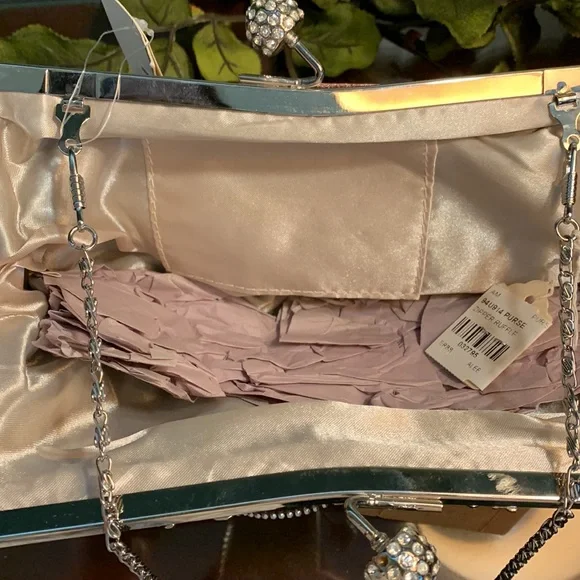 NWT Special occasion purse. Evening bag. “Zipper ruffle” crossbody or clutch - Picture 5 of 5